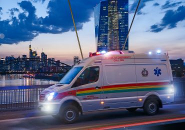 Ambulanz vor Frankfurter Skyline_ Photocredit jürgen kornaker www.mkfotodesign.de